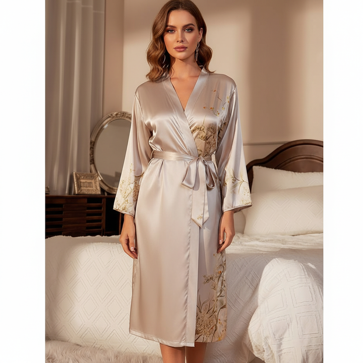Eleganter Lara Satin Bademantel für Damen. Luxuriöser Morgenmantel mit stilvollem Druckdesign & hohem Tragekomfort.