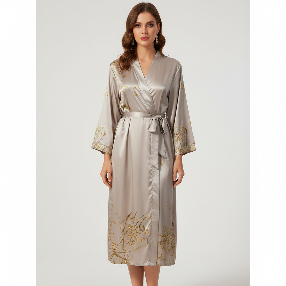 Glänzender Lara Satin Damen Bademantel mit detailreichem, stilvollem Druckmuster. Perfekt für elegante Loungewear.