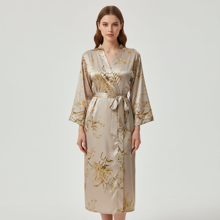 Luxuriöser Lara Satin Bademantel für Damen mit elegantem Druckmuster. Eine stilvolle Geschenkidee für Frauen.