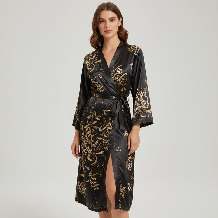 Stilvoller Lara Damen Bademantel aus glattem Satin mit luxuriösem Druck. Komfortable Eleganz für Zuhause.