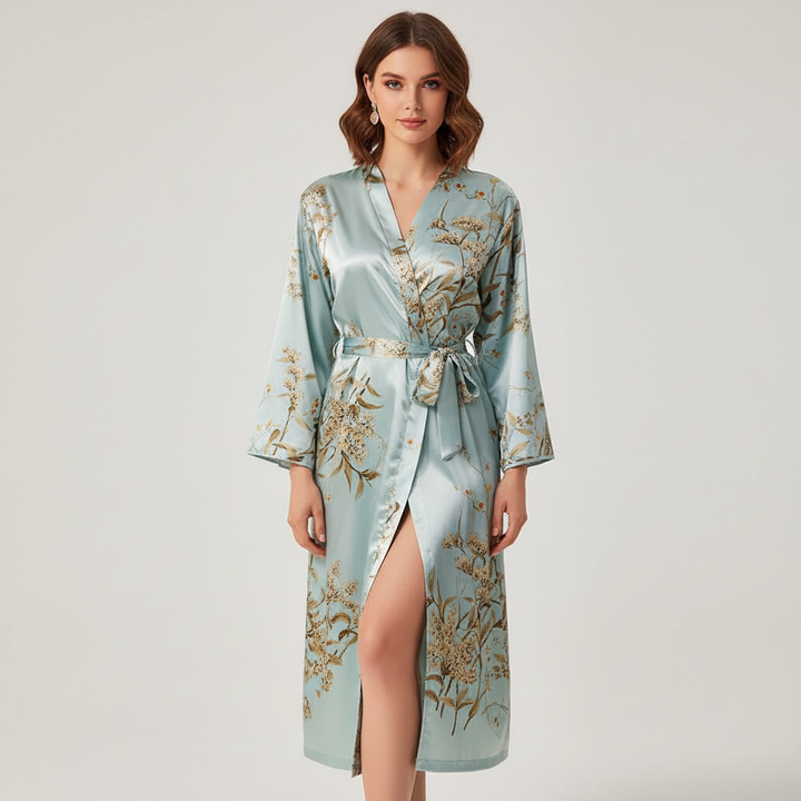 Hochwertiger Lara Satin Morgenmantel für Damen. Eleganter Bademantel mit modernem Druckdesign, ideal zum Wohlfühlen.