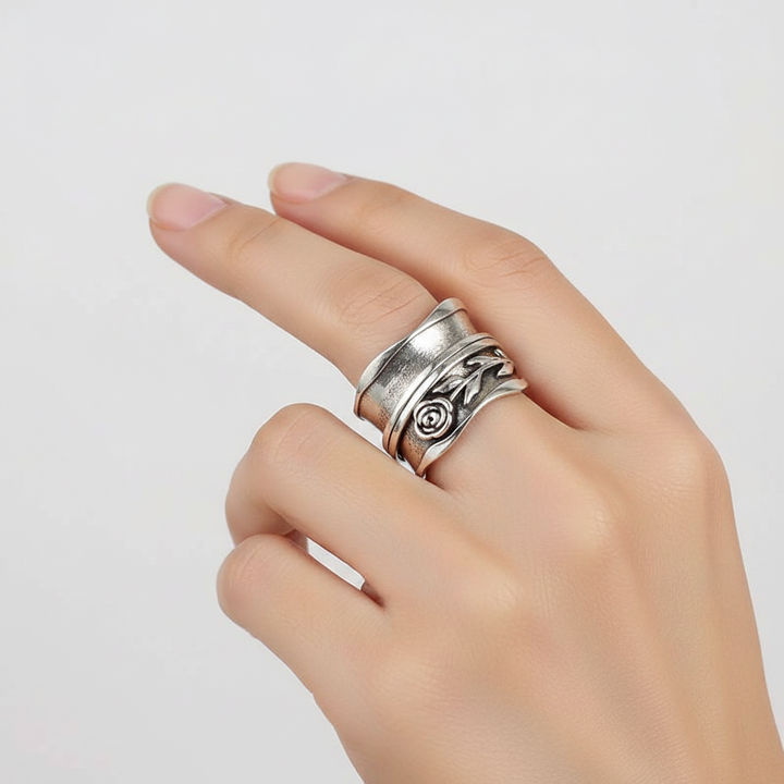 Zeitloser 925 Silberring für Damen mit feinem floralen Design; ein edles Accessoire für jeden Anlass.