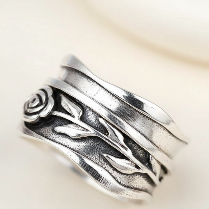 Nahaufnahme eines eleganten Damen-Silberrings mit kunstvollem Blumenmotiv, ein exquisites Schmuck-Accessoire.