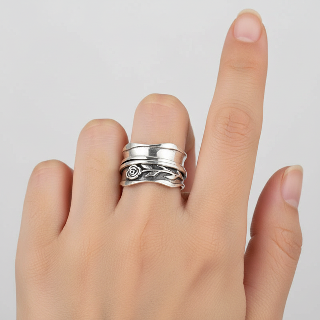 Vielseitiger Damenring aus 925 Silber mit elegantem Blumenmuster, ideal als Accessoire oder besonderes Geschenk.