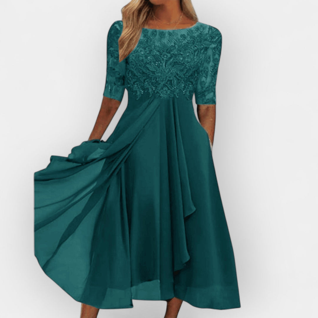Rückansicht des eleganten Damen Midikleides A-Linie. Modernes Design, ideal als festliches Sommerkleid.