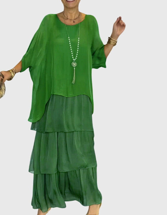 Frau im fließenden, eleganten Damen Maxikleid, ideal für sommerliche Abende und Festlichkeiten.