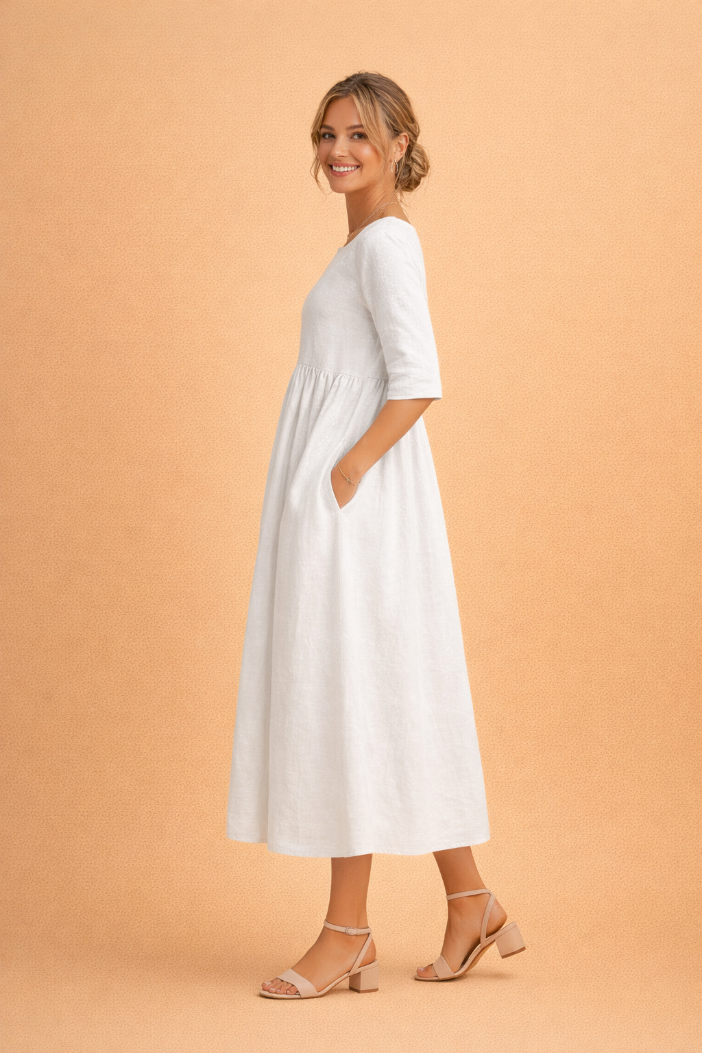Model trägt fließendes, elegantes Midikleid; ideal als vielseitiges Sommer-Partykleid.