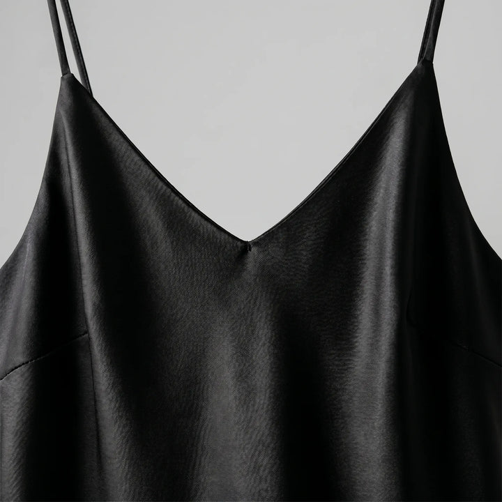 Festliches Damen Midikleid mit Trägern und V-Ausschnitt, stilvoll und bequem für besondere Anlässe.