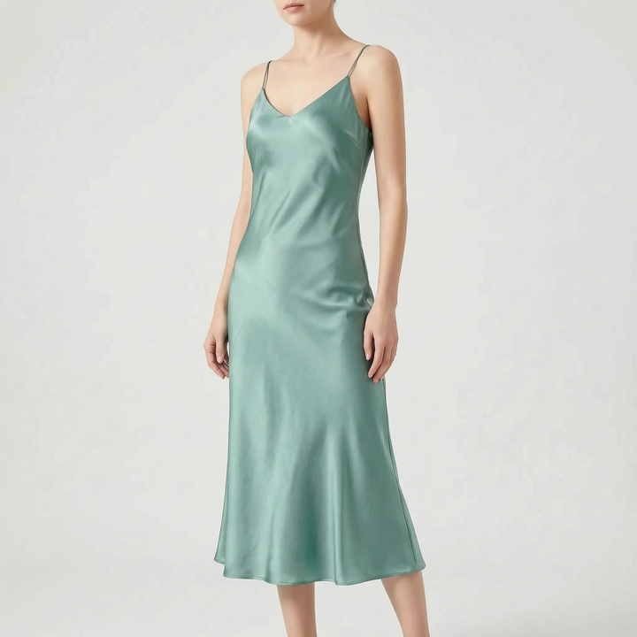 Zeitloses Damen Abendkleid, Midi-Länge, als Trägerkleid designt. Klassisch und schick für Feiern.