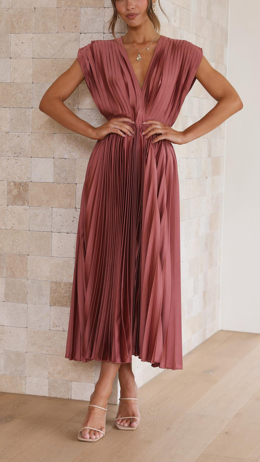 Langes, fließendes Damen Plissee Kleid in A-Linie. Ideal als schickes Sommerkleid und festliches Anlasskleid.