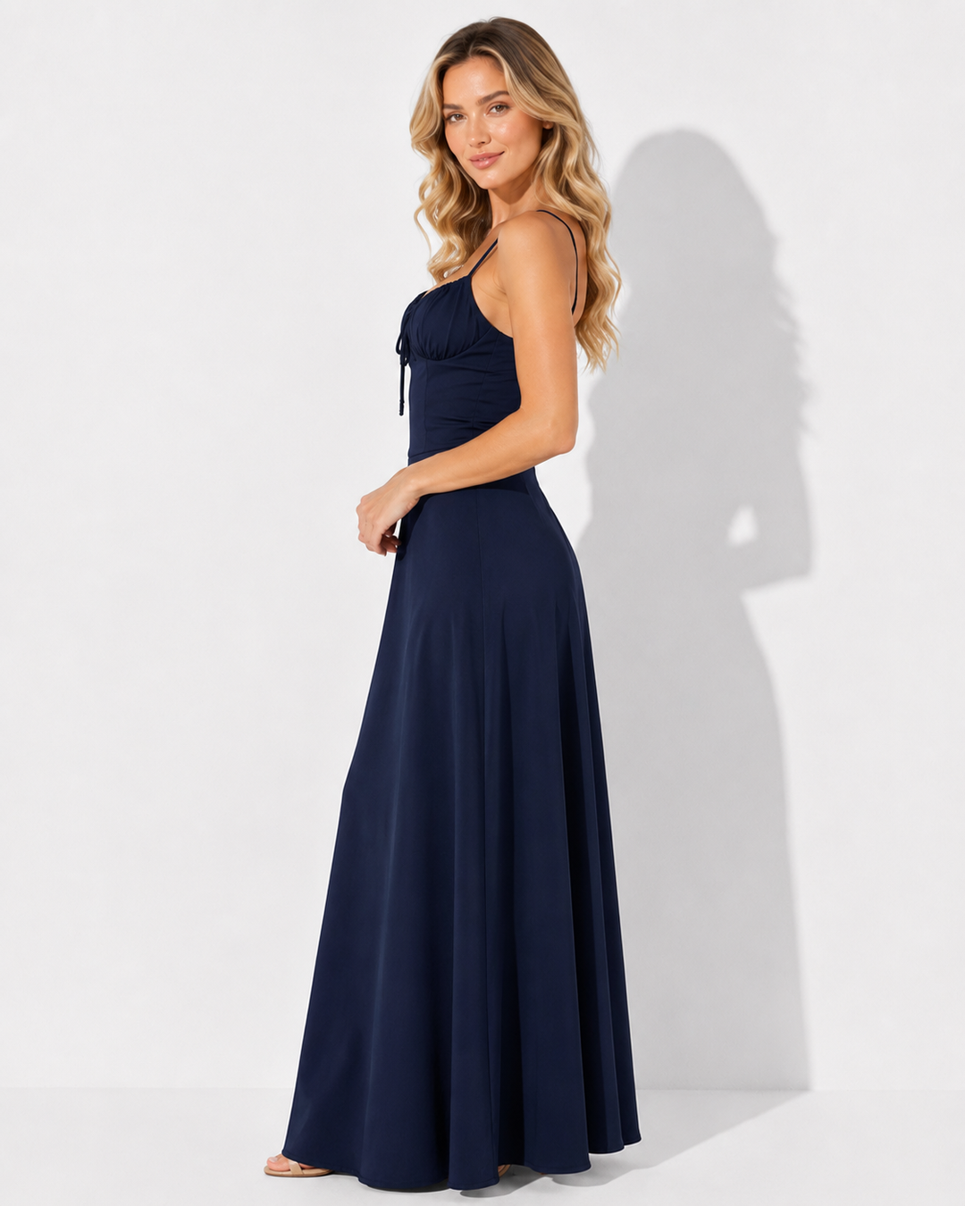 Figurbetontes Korsettkleid für Damen, rückenfrei mit eleganter Schnürung. Ideal als festliches Maxikleid.