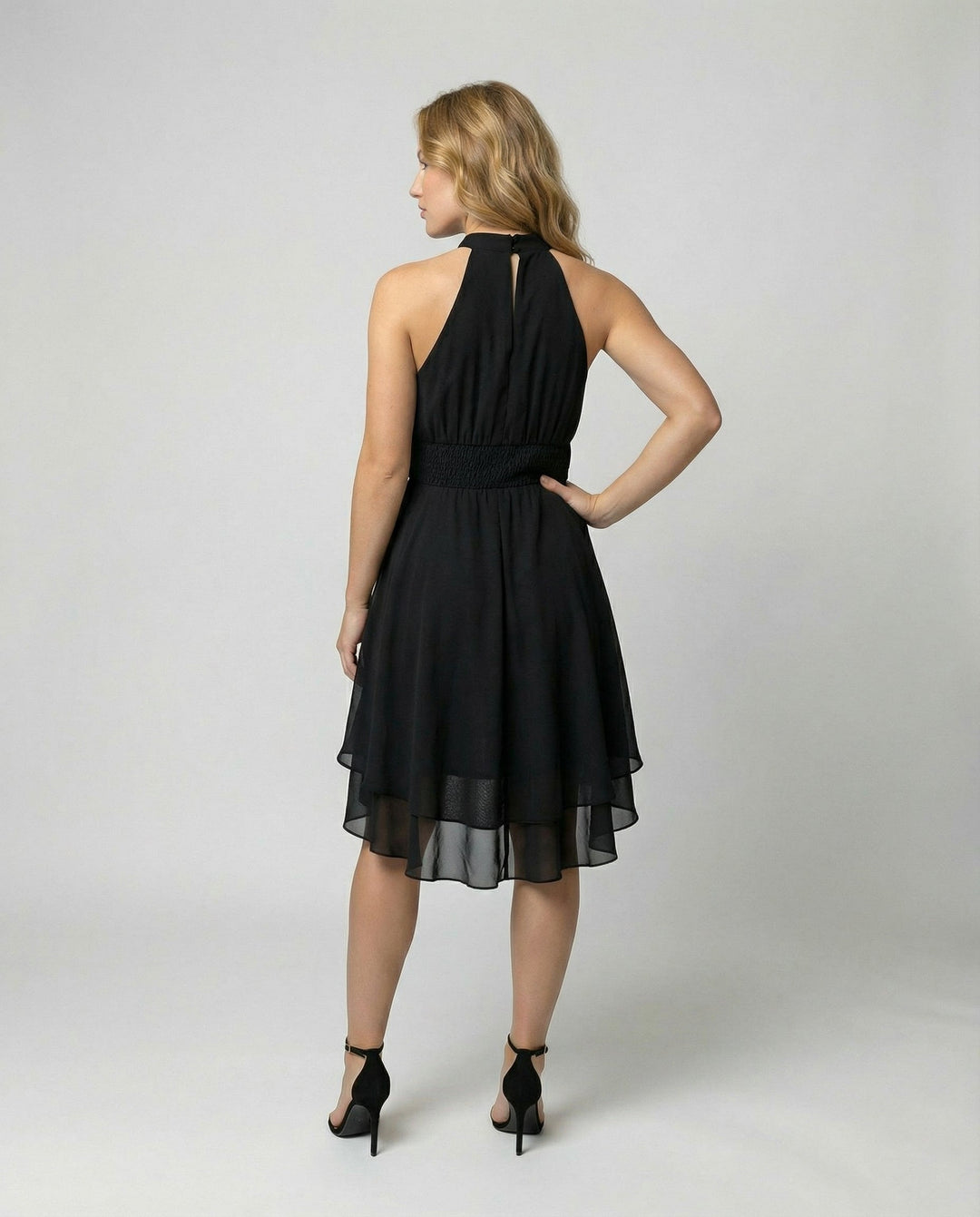 Luftiges A-Linien Sommerkleid mit Rundhals für Damen. Ärmellos, elegant und perfekt für warme Tage.