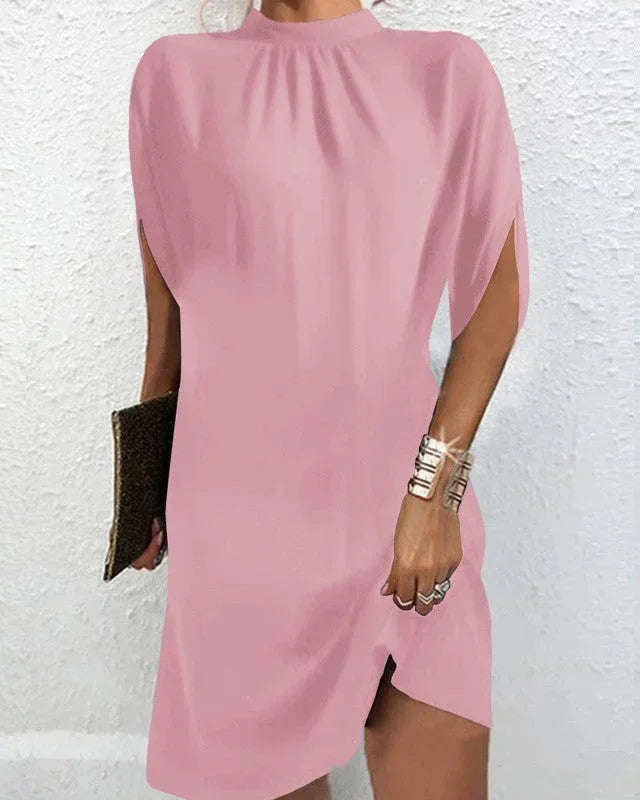 Schickes Damenkleid für besondere Anlässe, kurz, mit fließenden Fledermausärmeln und elegantem Design.