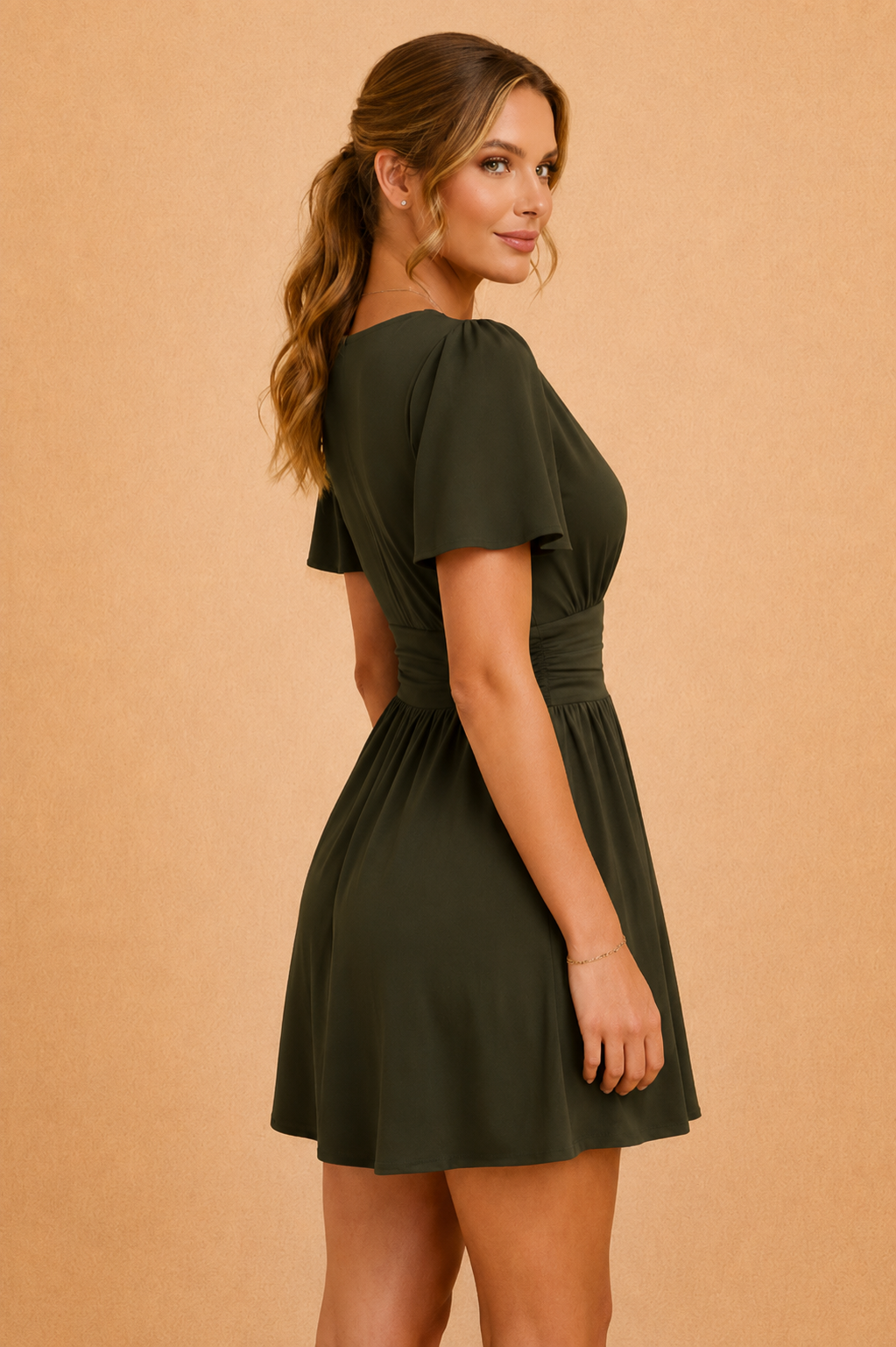 Grünes elegantes Sommerkleid, knöchellang. Vielseitiges Damen Maxikleid für festliche Events oder entspannte Spaziergänge.