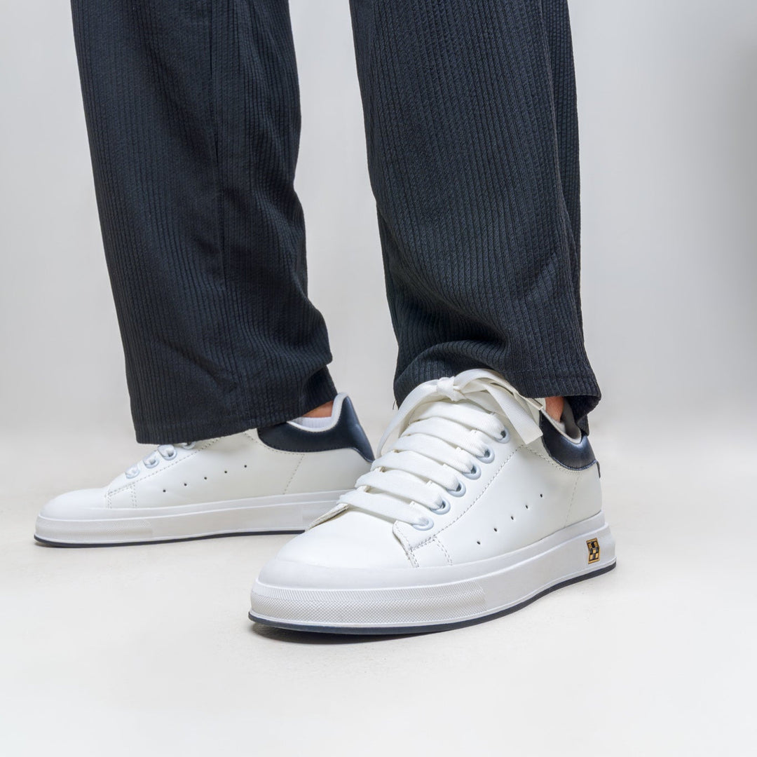 Weiße Herren Freizeitschuhe, elegant & komfortabel, mit diskreter Erhöhung, ideal für modische Herren.