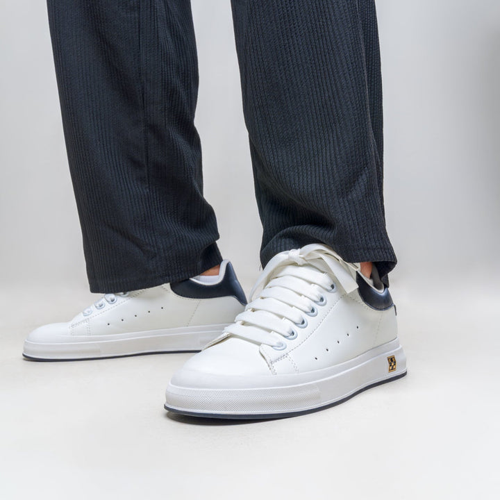 Weiße Herren Freizeitschuhe, elegant & komfortabel, mit diskreter Erhöhung, ideal für modische Herren.