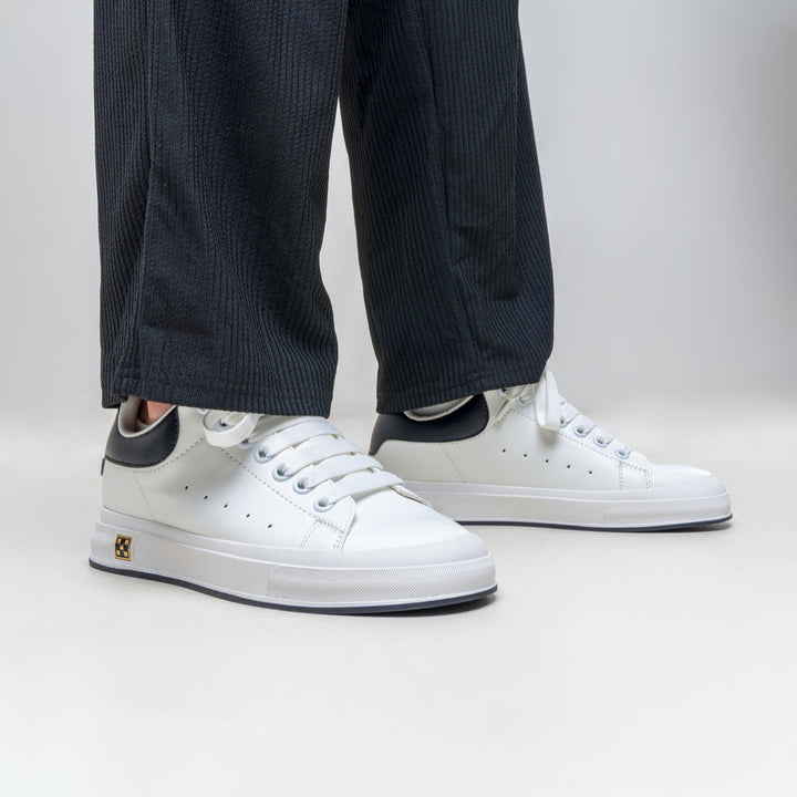 Seitenansicht: Moderne Herren Freizeitschuhe in Schwarz, mit Komfort-Features und diskreter Höhenerhöhung.