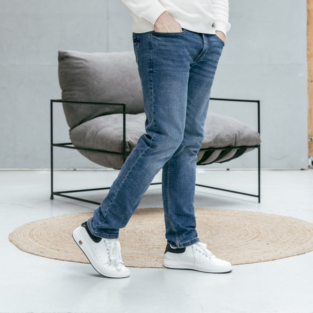 Frontansicht: Elegante Herren Komfortschuhe, Weiß, mit atmungsaktivem Material und unsichtbarer Erhöhung.