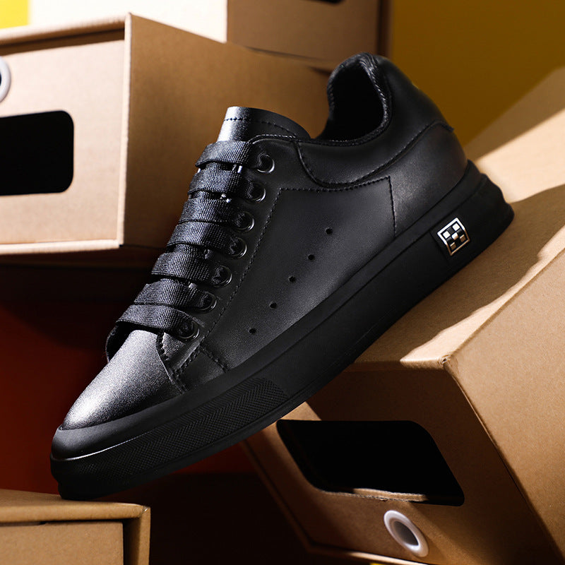 Paar: Schwarze und weiße Herren Freizeitschuhe, mit versteckter Erhöhung, ergonomisch & stylisch.