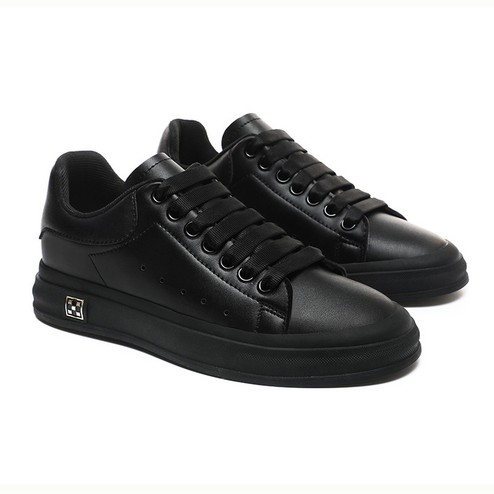 Vielseitige Herrenschuhe für Freizeit, mit unsichtbarer Erhöhung und ergonomischem Design, in Schwarz/Weiß.
