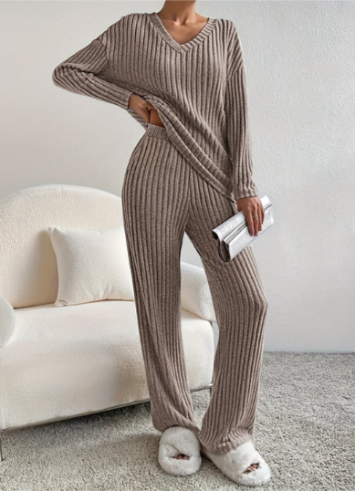 Modisches Damen Freizeitset in Beige für eleganten Komfort; vielseitiges Frühlings-/Sommer-Outfit für entspannte Stunden.