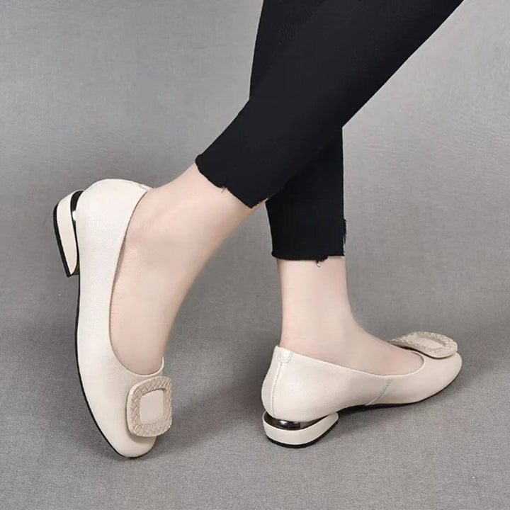 Rote bequeme orthopädische Freizeitschuhe für Damen, fußschonend und stilvoll. Perfekt für den Sommer.