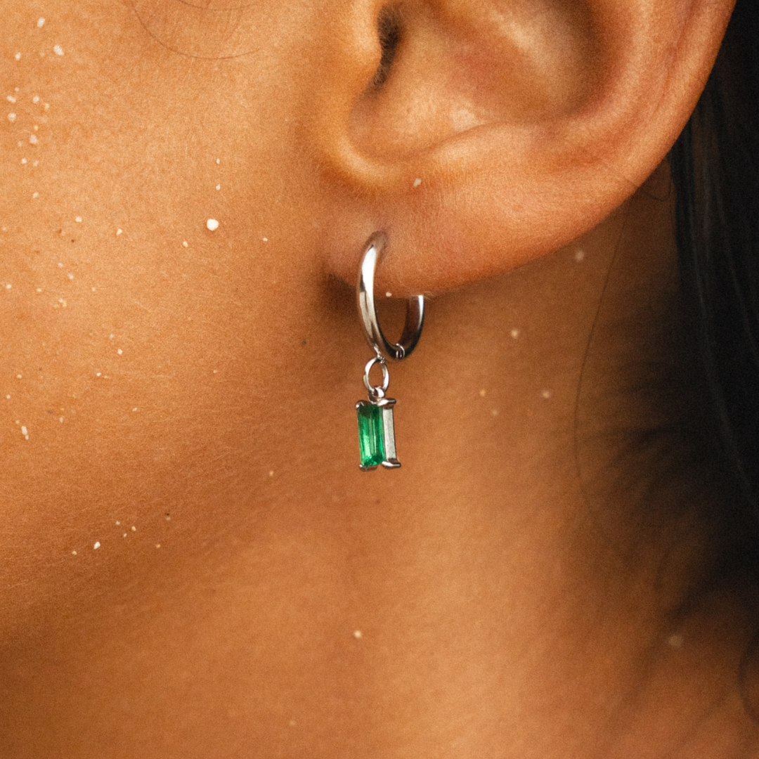 Modische grüne Zirkonia Creolen für Damen, ideal für empfindliche Ohren, aus Edelstahl.