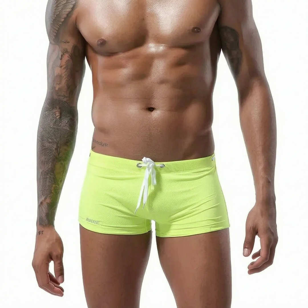 Eng anliegende Herren Schwimm Badehose für maximalen Komfort beim Sport und Entspannen am Strand.