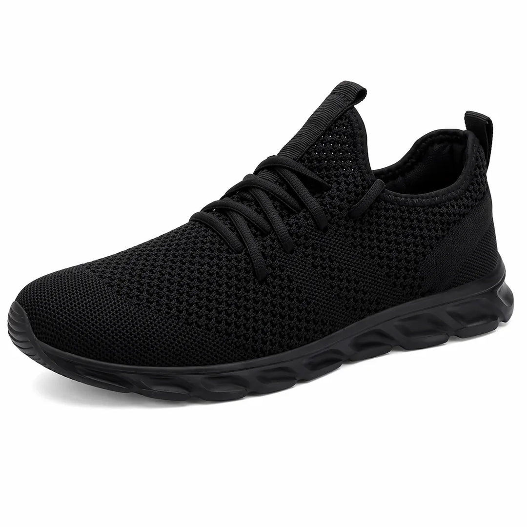 Mann trägt bequeme Herren-Sneaker im Freien beim Spaziergang. Der perfekte Alltagsschuh für Freizeit & Reisen.