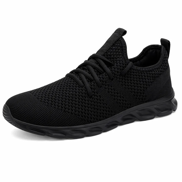 Mann trägt bequeme Herren-Sneaker im Freien beim Spaziergang. Der perfekte Alltagsschuh für Freizeit & Reisen.