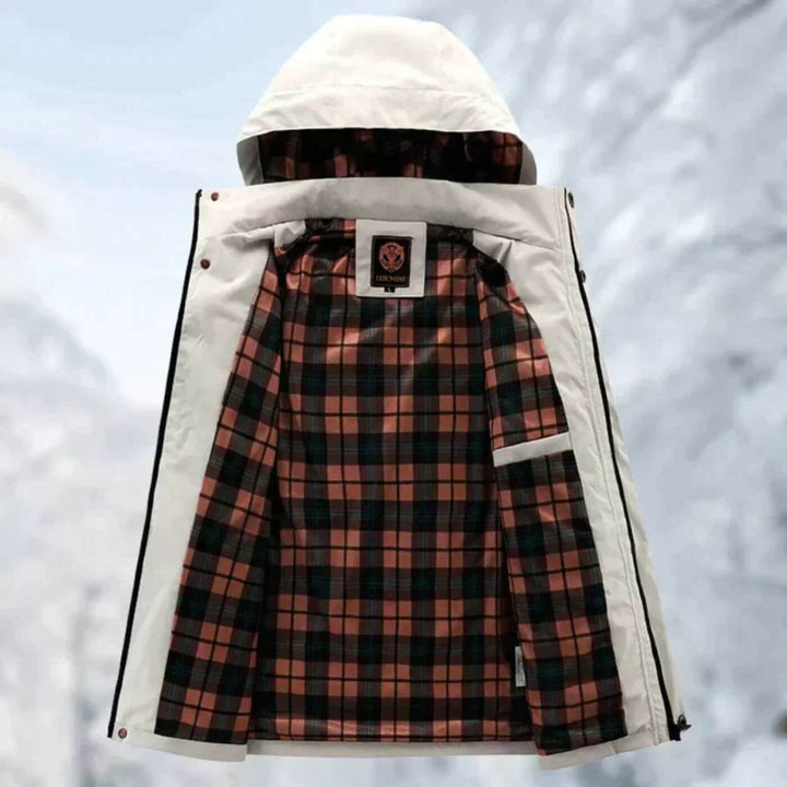 Detailansicht der wasserdichten Herren Outdoorjacke mit robustem Material, Reißverschluss & verstellbarer Kapuze.