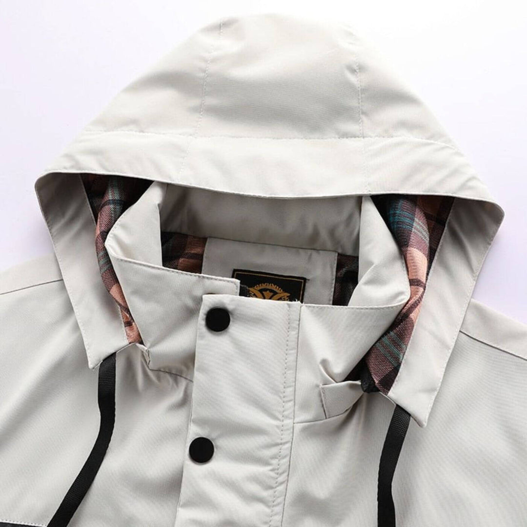 Mann trägt stylische, wasserdichte Herren Freizeitjacke, ideal für Stadt & Natur, schützt vor Wind und Regen.