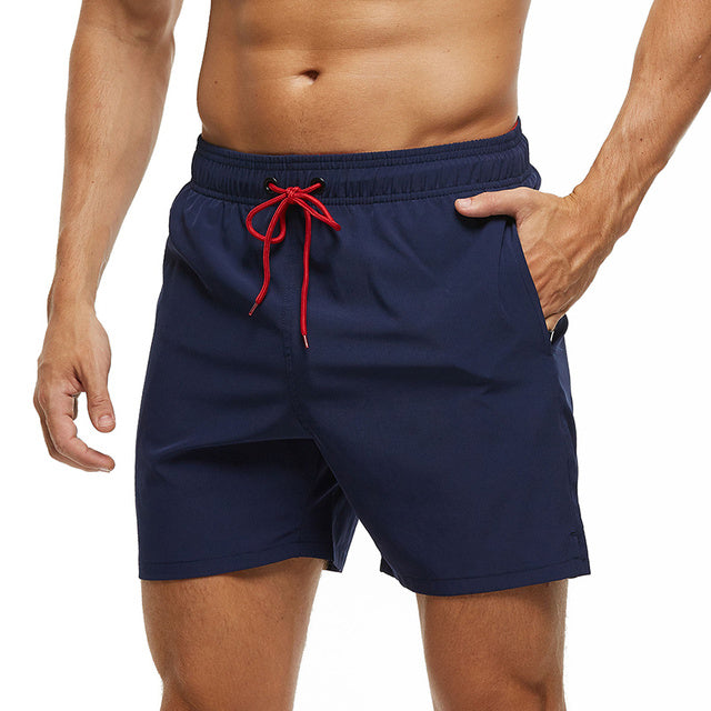 Robuste, schnelltrocknende Herren Badeshorts. Perfekte Bademode mit elastischem Bund für Schwimmen und entspannte Strandtage.