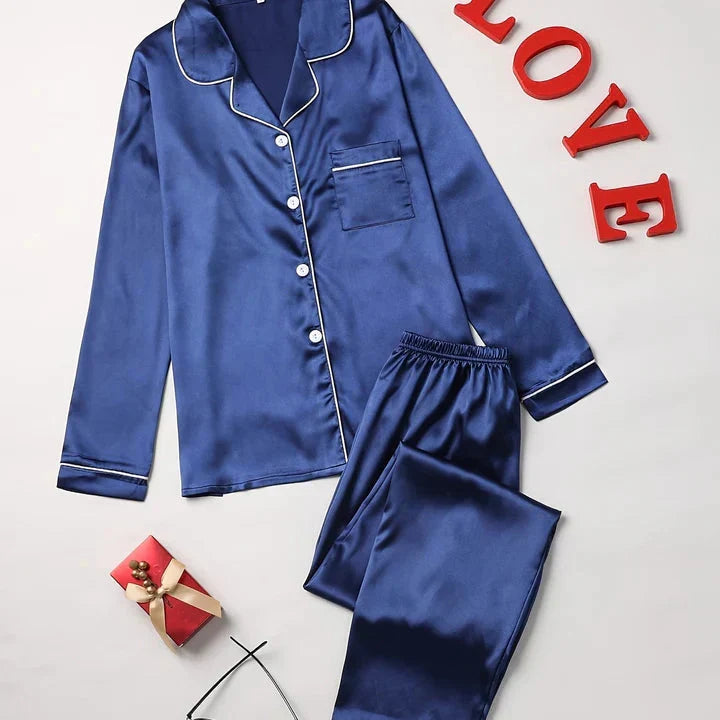 Marineblauer Damen Pyjama Langarm. Weicher Zweiteiler als Homewear oder Nachtwäsche für Frauen.