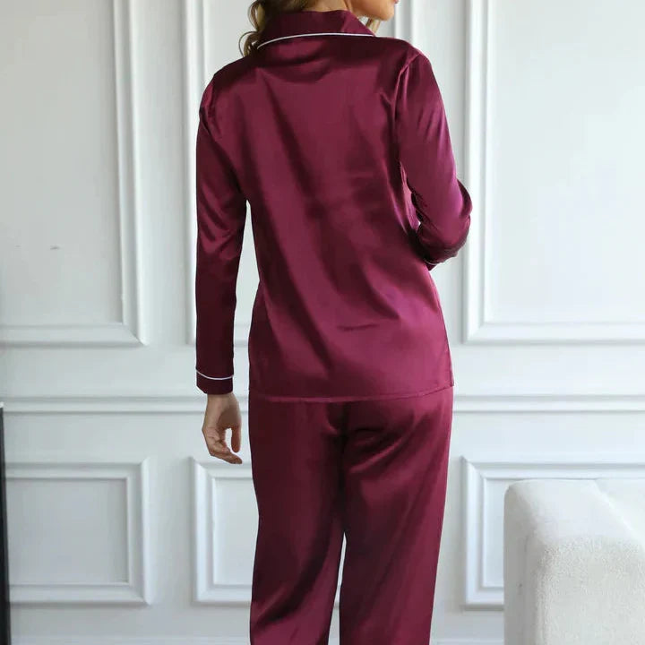 Purpurrotes Damen Pyjama Set Langarm. Stilvoller Schlafanzug für Damen, perfekt für entspannte Stunden.