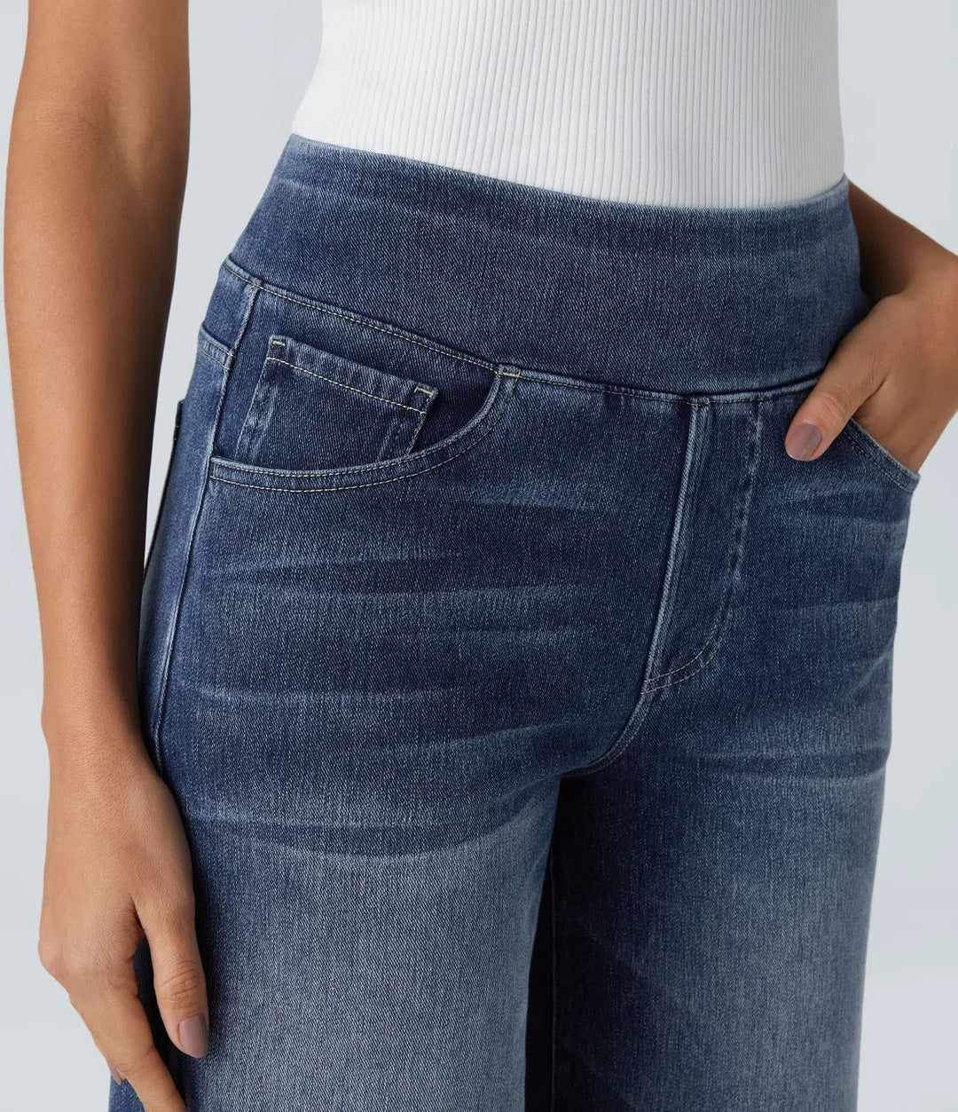 Frau trägt bequeme Damen Hose mit hoher Taille; elastisch & modisch für jeden Anlass.