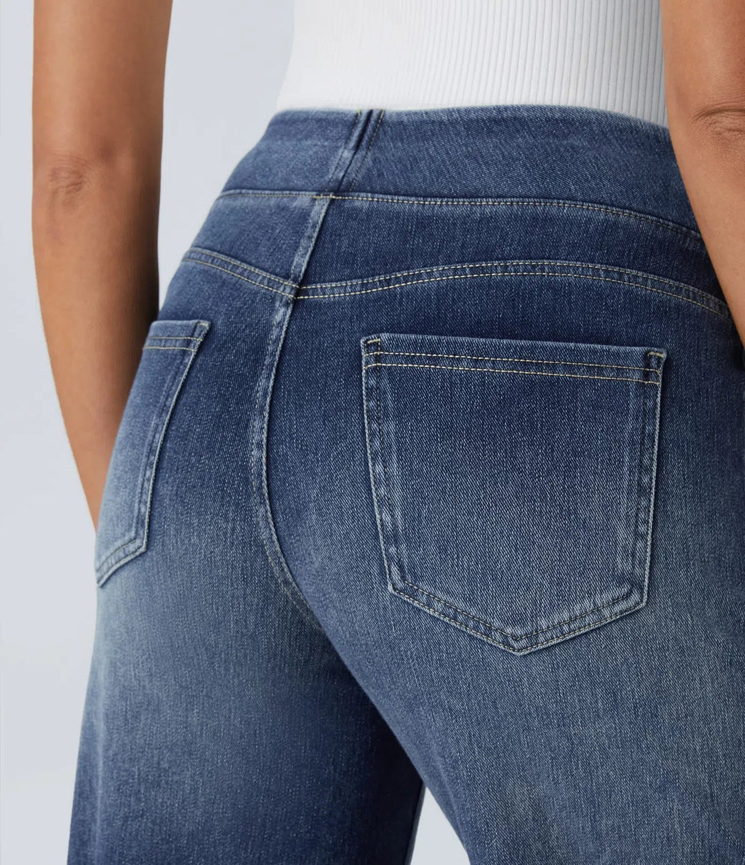 Detail der hohen Taille und des elastischen Bundes der stilvollen Damen Hose.