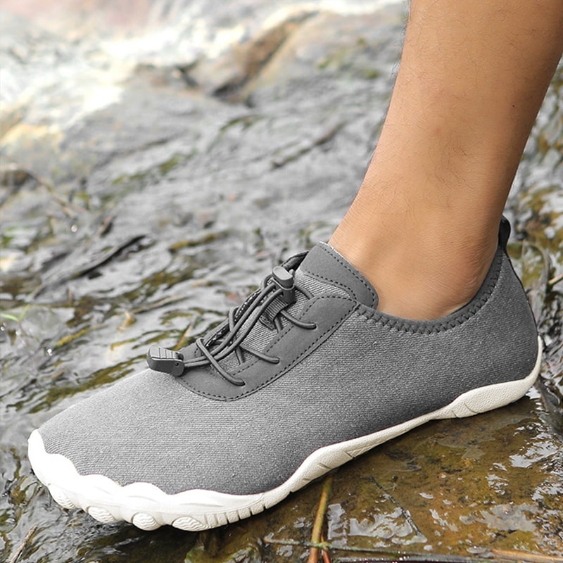 Robuste Herren Wanderschuhe TerraStride mit Antirutsch-Sohle für sicheren Halt auf jedem Terrain.