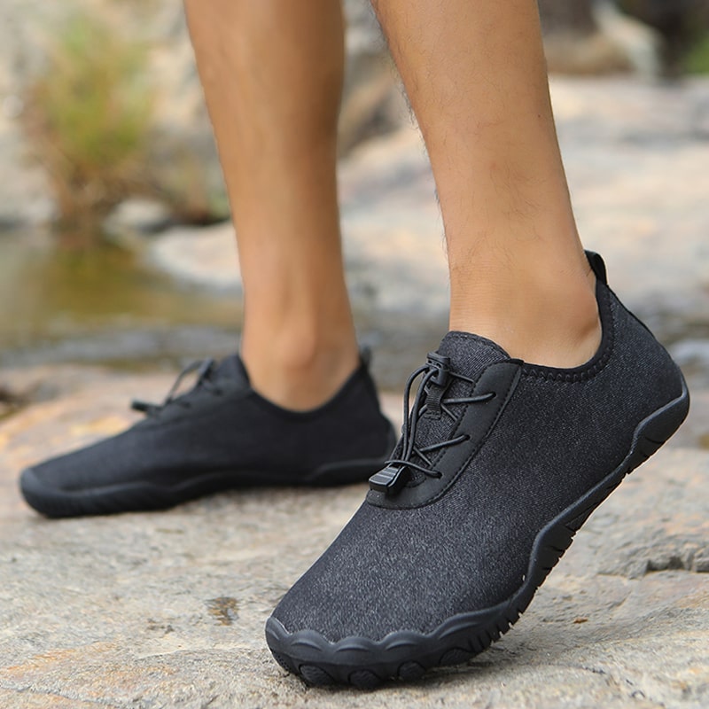 Detailaufnahme: TerraStride Barfußschuh mit wasserdrainage-Funktion, ideal für feuchte Umgebungen.