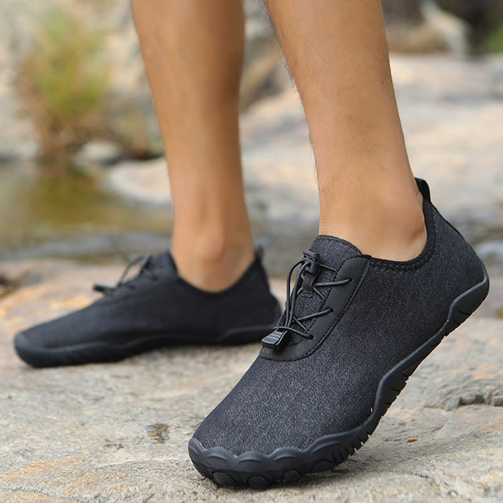 Detailaufnahme: TerraStride Barfußschuh mit wasserdrainage-Funktion, ideal für feuchte Umgebungen.