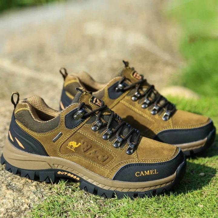 Rutschfeste Profilsohle der Herren Wanderschuhe, optimiert für sicheren Halt bei Outdoor-Trekking.