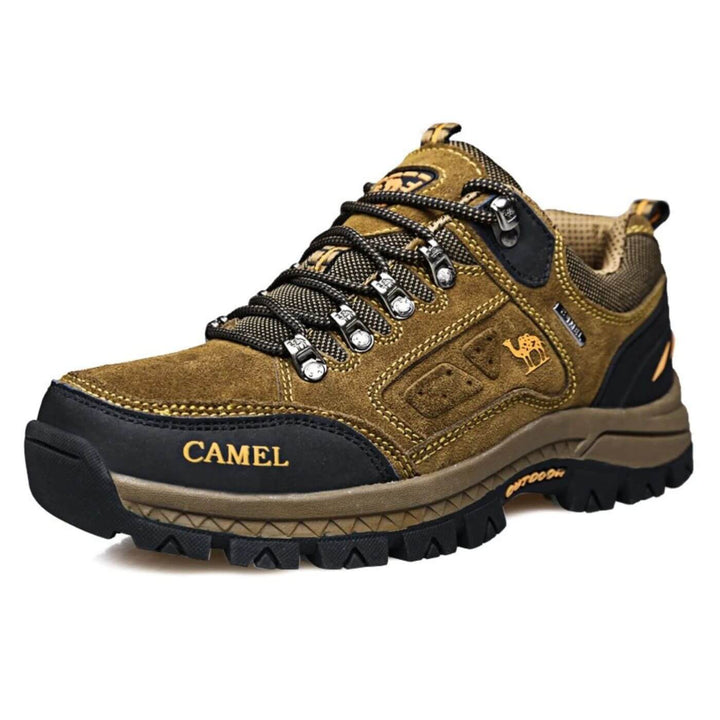Mann trägt leichte, bequeme Herren Wanderschuhe auf einem Outdoor-Trekkingpfad. Robust & rutschfest.