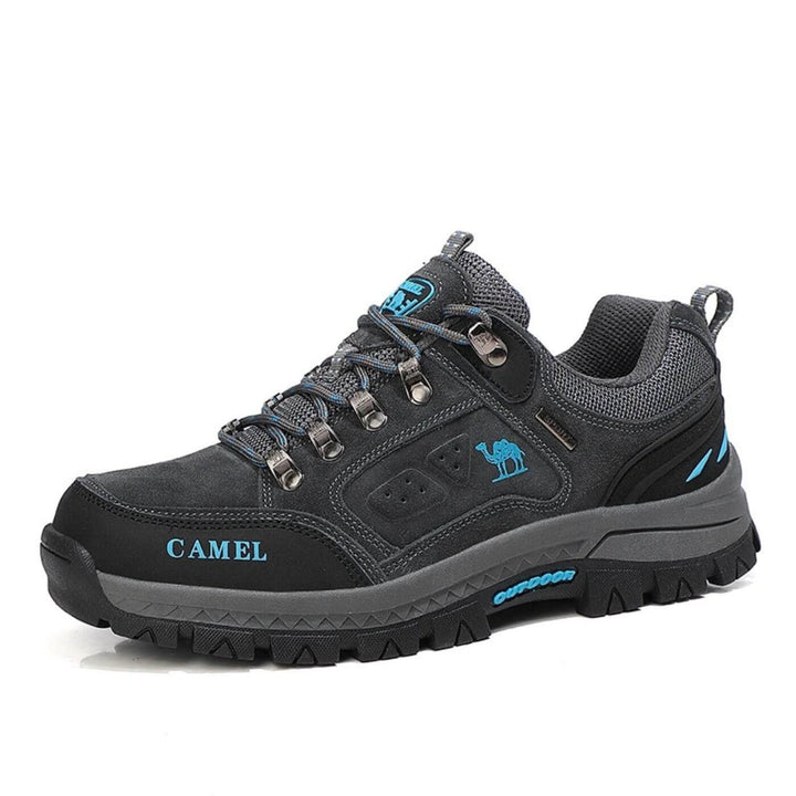 Ein Paar leichte, bequeme Herren Wanderschuhe, gepolstert und rutschfest. Perfekt für Outdoor-Trekking.