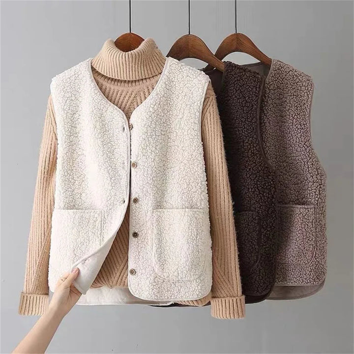 Elegante Damen Weste mit Knopfleiste, perfekt für Layering im Herbst und Winter.