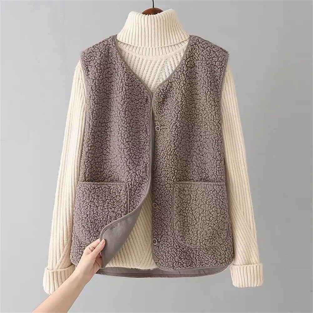 Ärmellose Damen Weste in modernem Design, vielseitig kombinierbar für Herbst- & Wintermode.