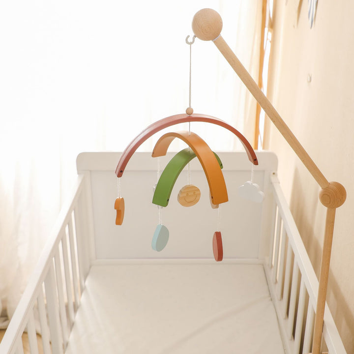 Naturholz-Babymobile mit hängenden Formen & Farbimpulsen. Ein sensorisches Entwicklungsspielzeug für Motorik & Babyzimmer.