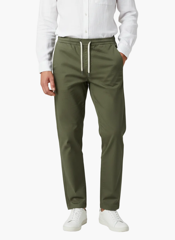 Moderne Herren Chino Jogpants schwarz. Stilvolle Stretchhose für Büro & Freizeit, bequem für jeden Tag.