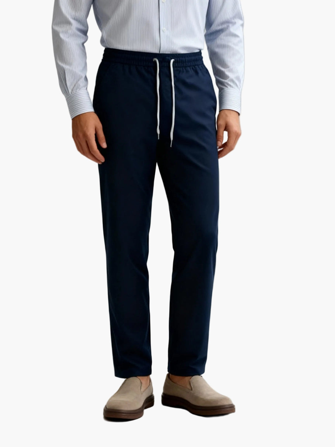 Stilvolle Herren Stretch-Chino Jogpants in Grün. Komfortable und bürotaugliche Stretchhose für Männer.