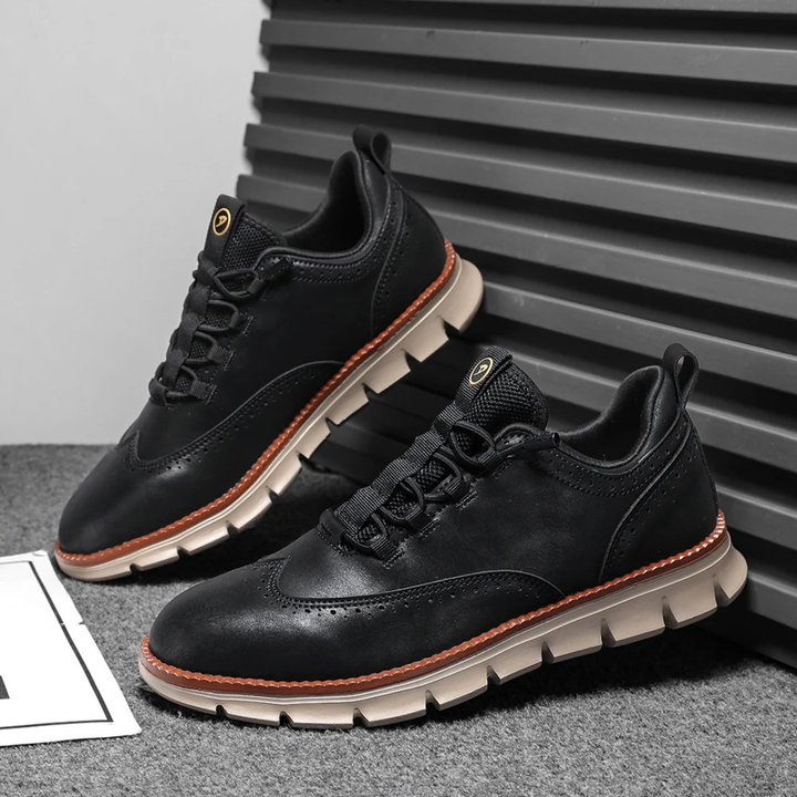 Seitenansicht schwarzer Herren Oxford Schuhe, zeigt feine Nähte und flexible Gummisohle.