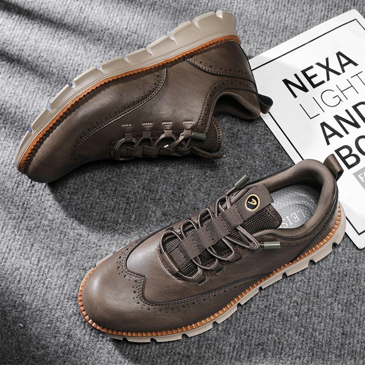 Mann trägt elegante schwarze Herren Oxford Schuhe, betonen Flexibilität und Komfort.